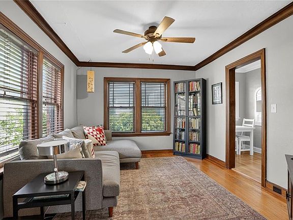 3rd image of 4733 Booth St