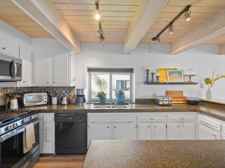 300 Rossmore Dr — Photo 12