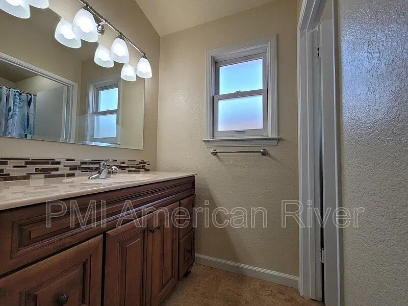 3 bed, 2.0 bath, 1342 sqft, $2,450 — Photo 4