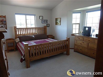 Master Bedroom (Upstairs)