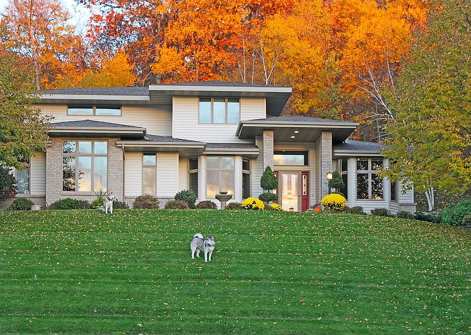 1st image of 204 Larkspur Ln E