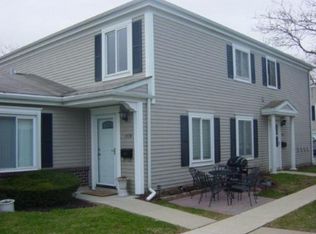 1579 Quaker Ln, Prospect Hts, IL 60070