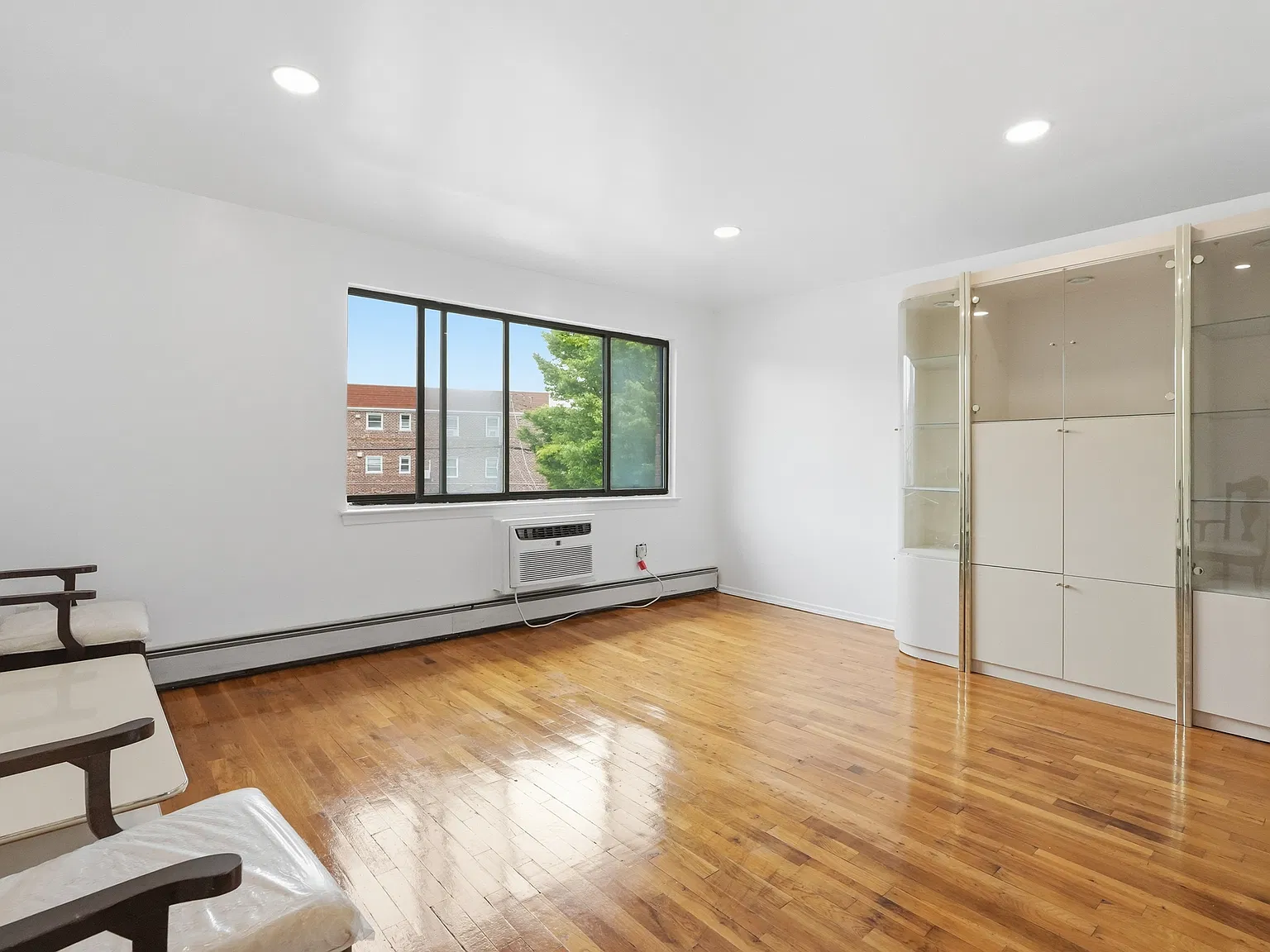 3 bed, 1210 sqft, $3,400 — Photo 2