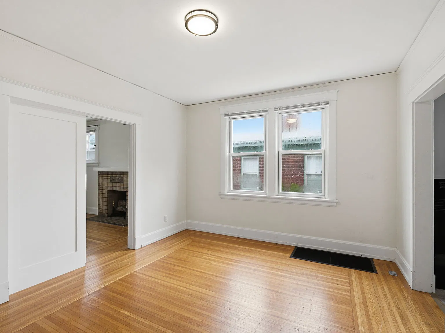 5 bed, 2200 sqft, $4,125 — Photo 2