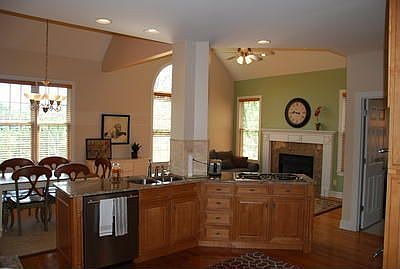 4th image of 49 Roanoke Trce