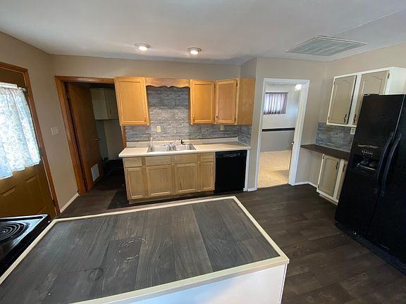3rd image of 600 E Oak St