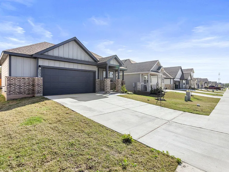 305 Brooks Ranch Dr — Photo 2