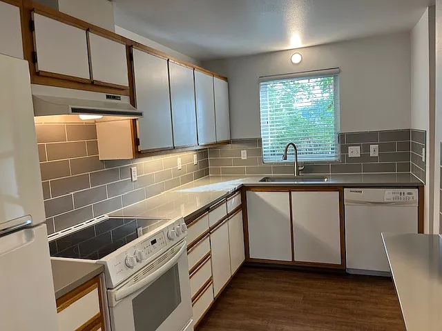 3 bed, 1.5 bath, 1400 sqft, $2,600 — Photo 3