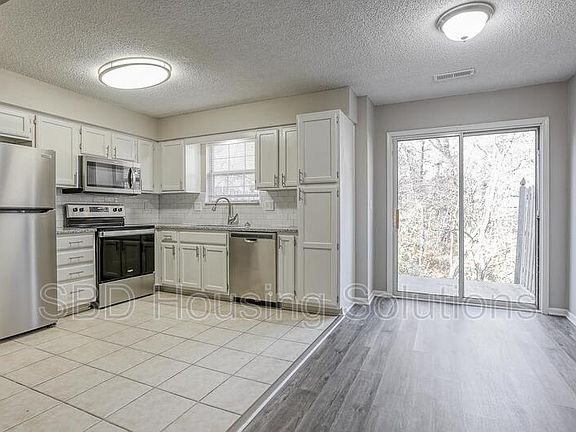 4th image of 106 NE Dogwood St APT C