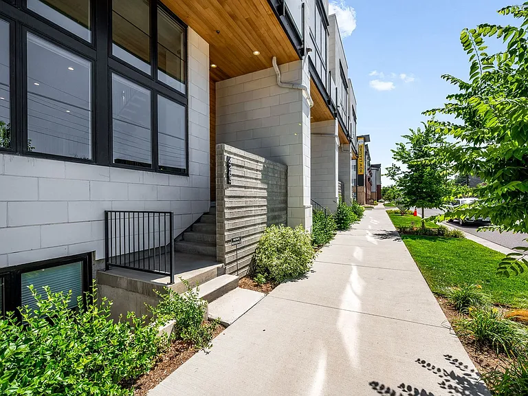 4263 E 8th Ave — Photo 36