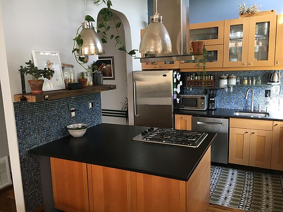 Kitchen with breakfast bar