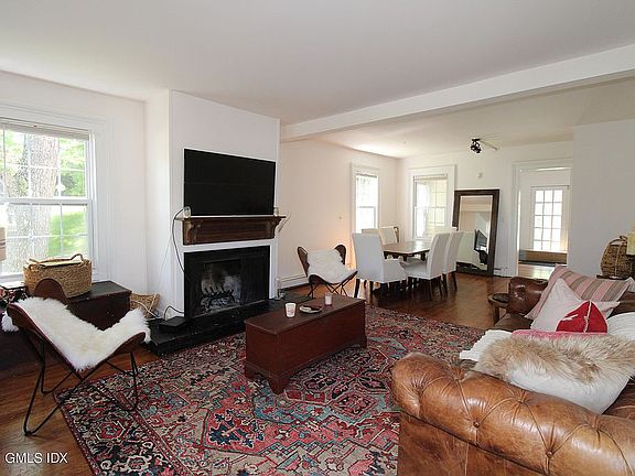 Living room with fireplace 