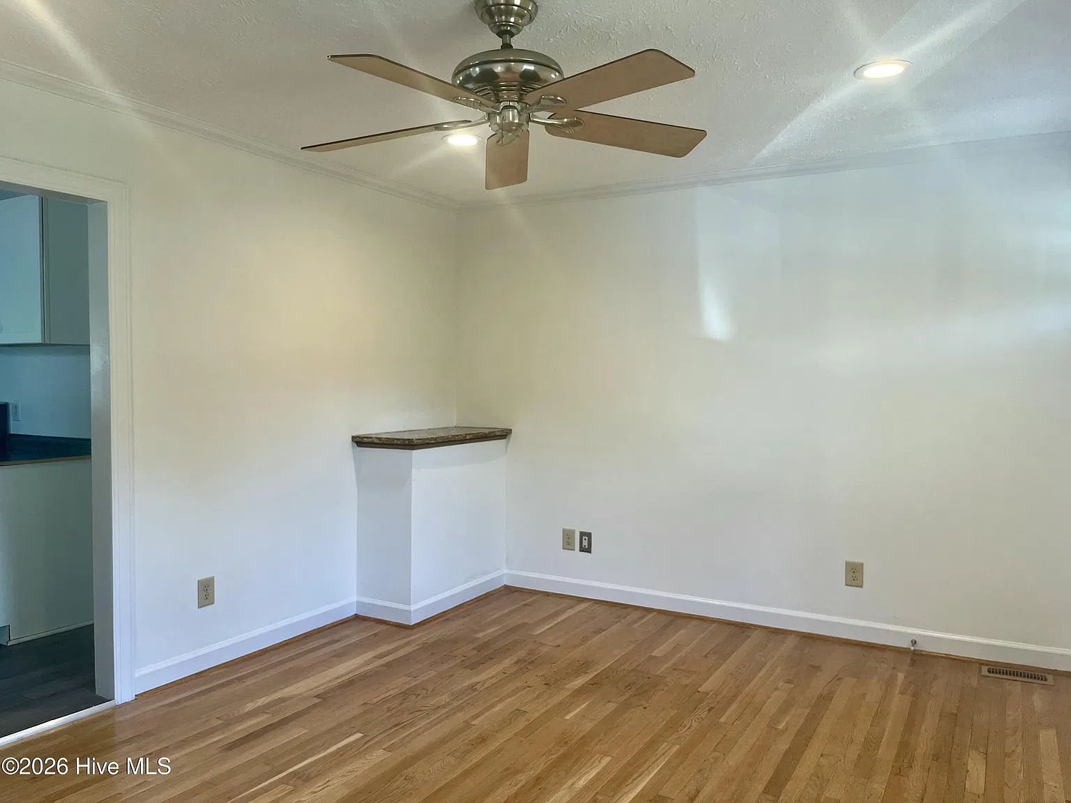 2 bed, 1.0 bath, $1,350 — Photo 3
