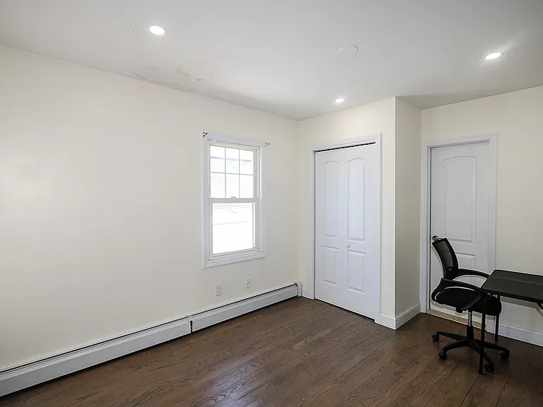 987 Kings Pkwy — Photo 16
