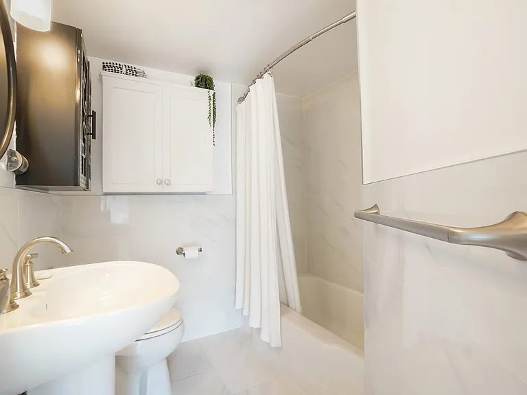 4200 Cathedral Ave NW #614 — Photo 2