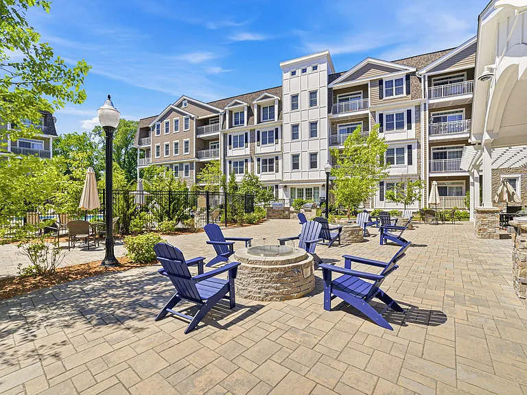 320 Middlesex Ave #D208 — Photo 41