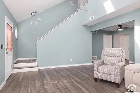 125 Sharon Dr — Photo 8