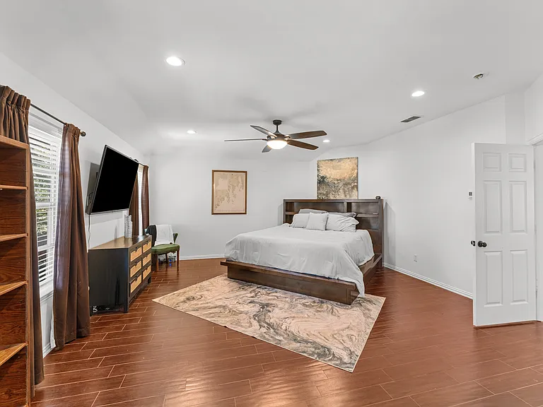 King-bed suite with a calm vibe and its own TV for cozy downtime.