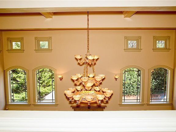 5th image of 611 Walsing Dr