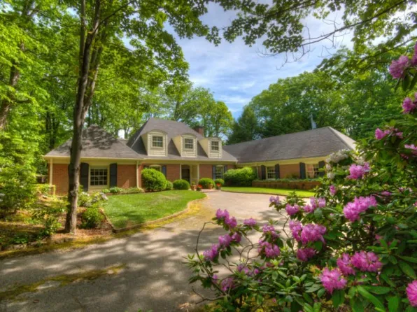 111 Dogwood Ln, Lookout Mountain, TN 37350