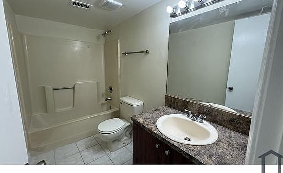 3rd image of 8011 Southgate Blvd APT L1