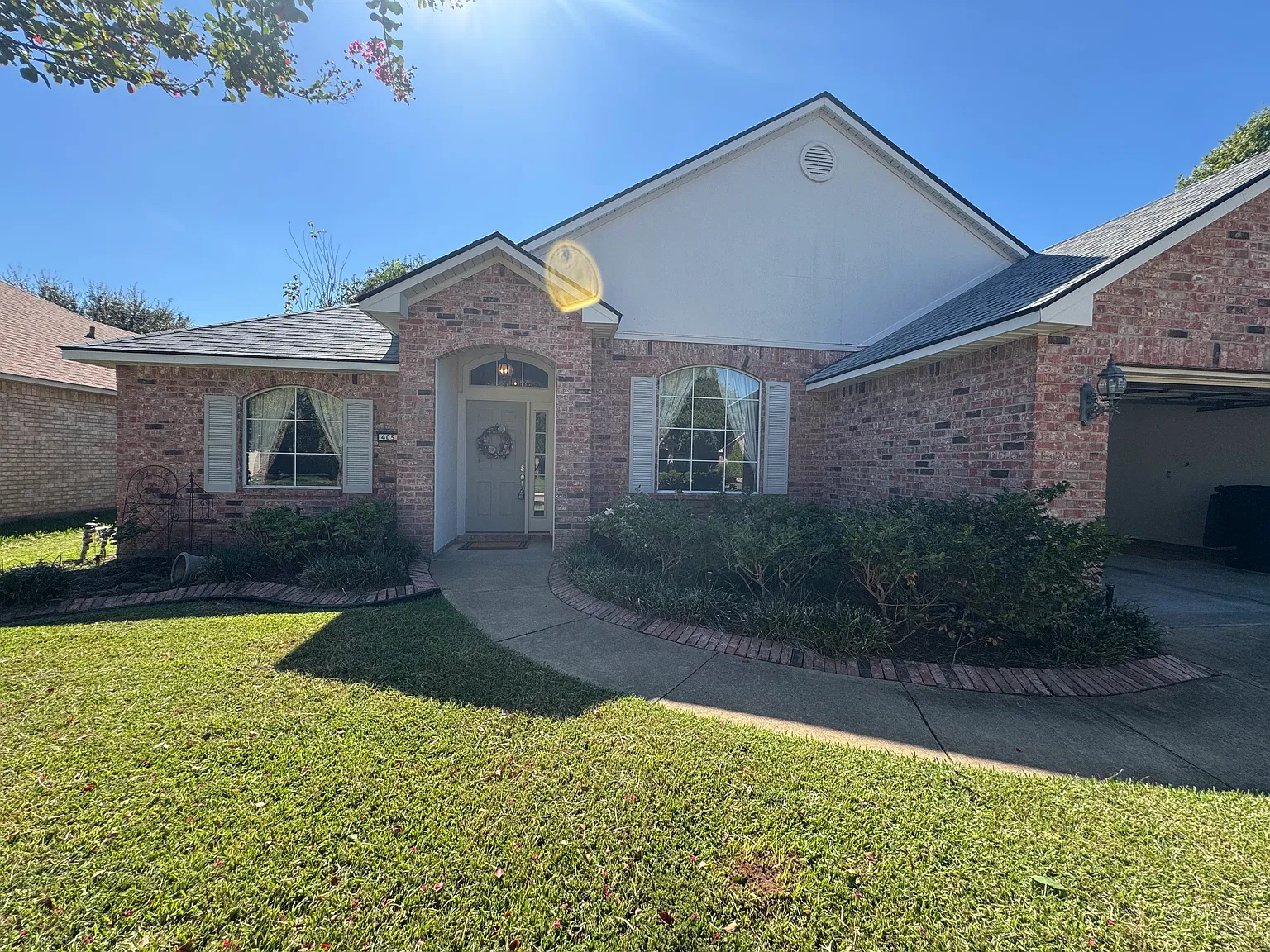 3 bed, 2049 sqft, $2,100 — Photo 1
