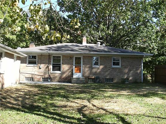 3rd image of 2704 Parkwood Dr
