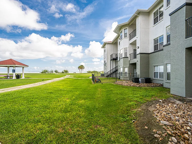 Baypoint Apartments — Photo 32