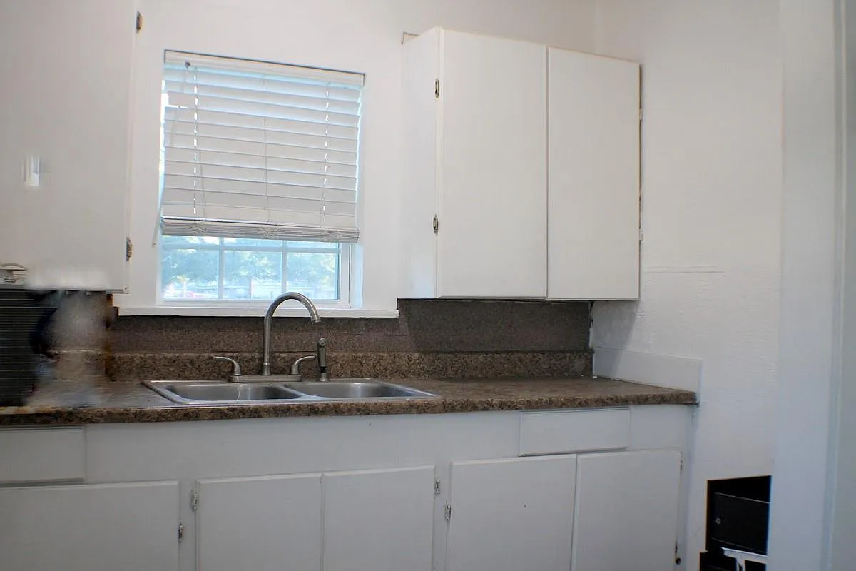 1 bed, 1.5 bath, 400 sqft, $950 — Photo 2