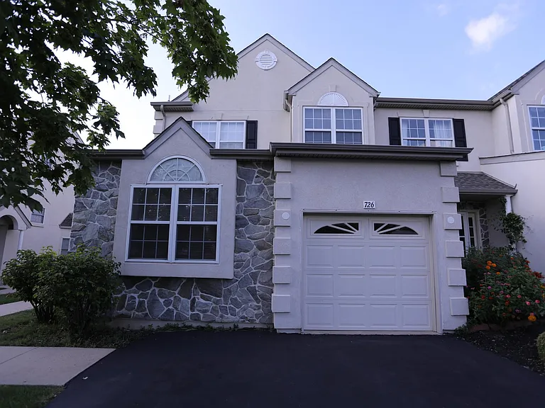726 Whitetail Cir — Photo 1