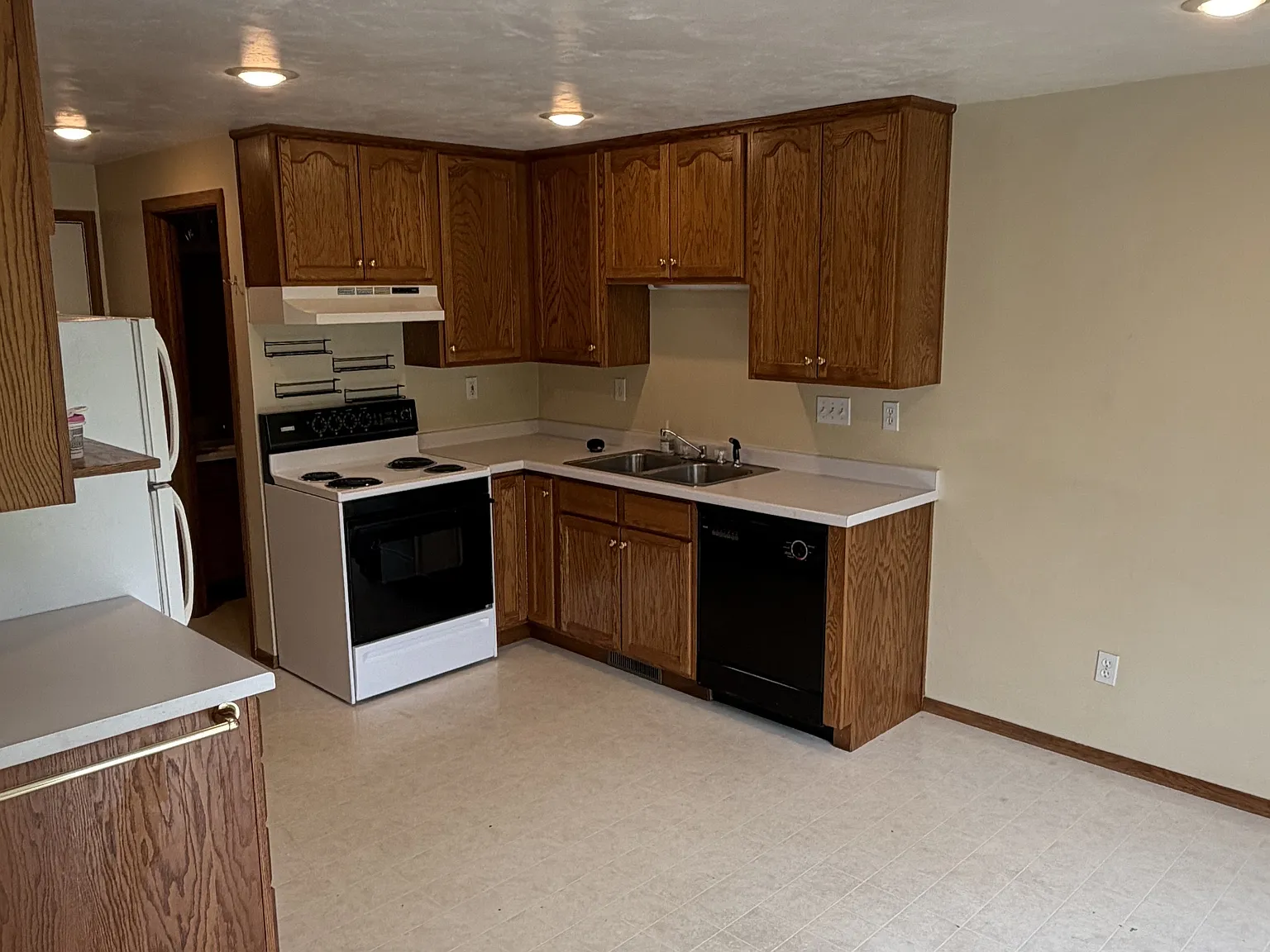 700 - 702 Parkview Road - 700 — Photo 3