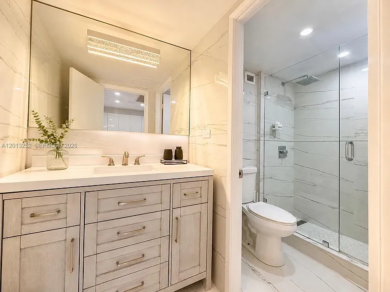 2301 Collins Ave #628 — Photo 8