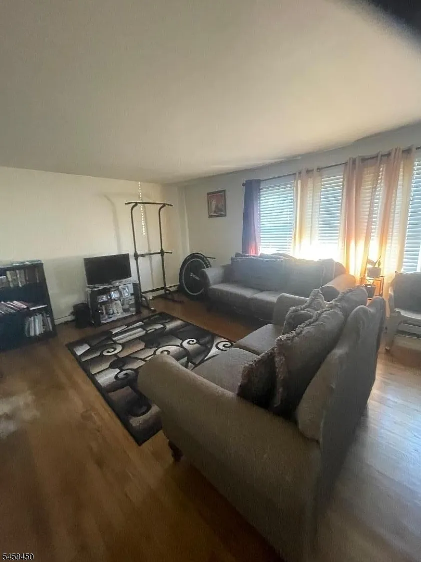 2 bed, 1.0 bath, $2,100 — Photo 2