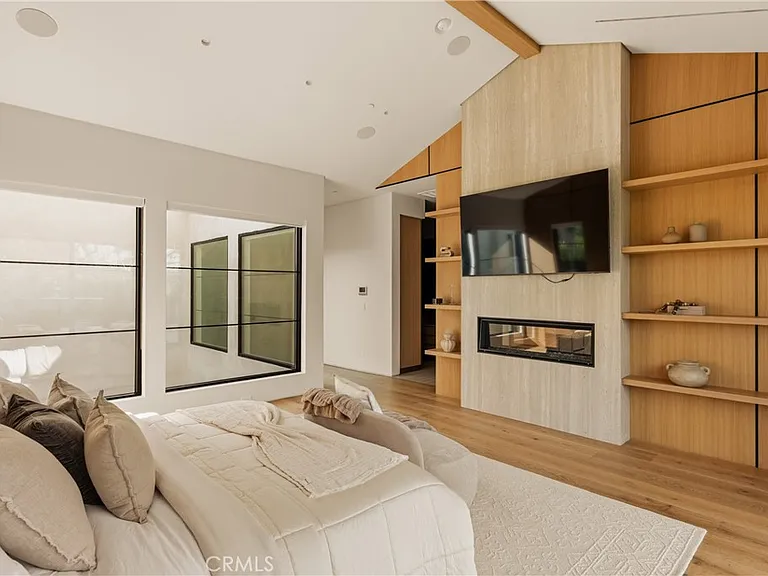 11937 Addison St — Photo 17
