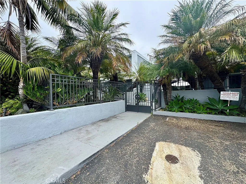 2 bed, 900 sqft, $3,975 — Photo 1
