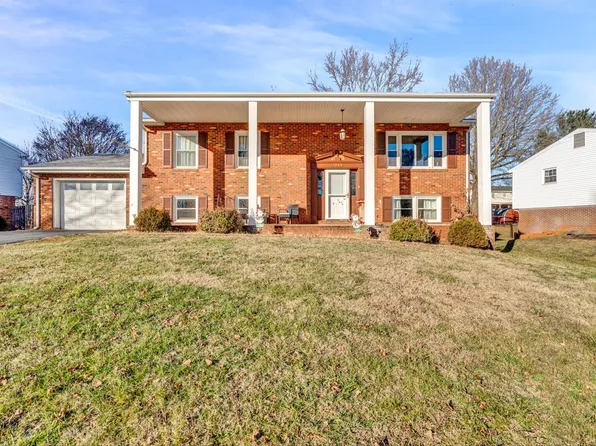1904 Cambridge Dr, Vinton, VA 24179