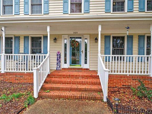 3rd image of 909 Paddington Ct