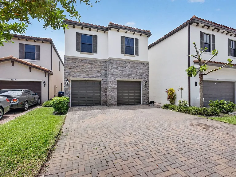 4009 Sequoia Pl — Photo 2