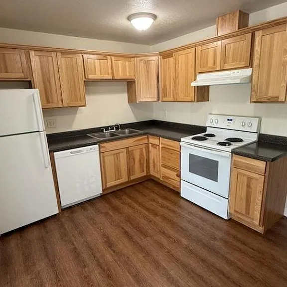 444 NW D St #F — Photo 18