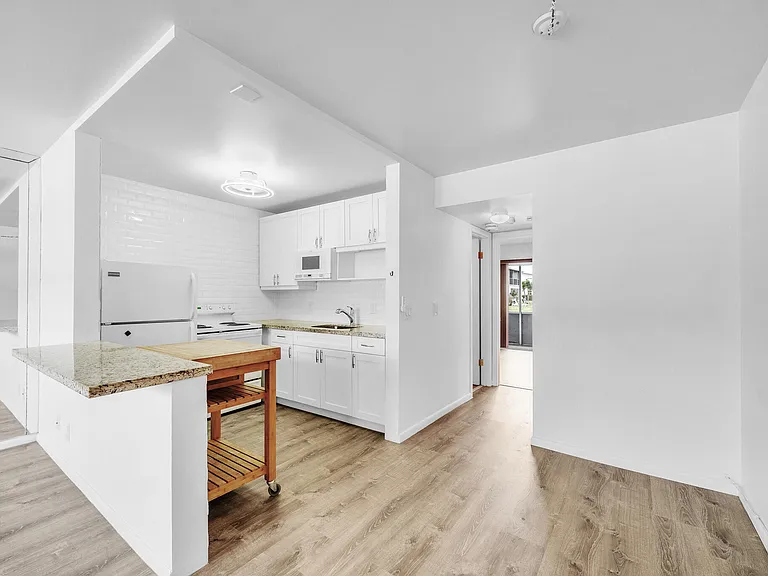 127 Westbury #G — Photo 8