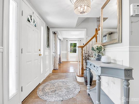 5th image of 7 Stratford Dr