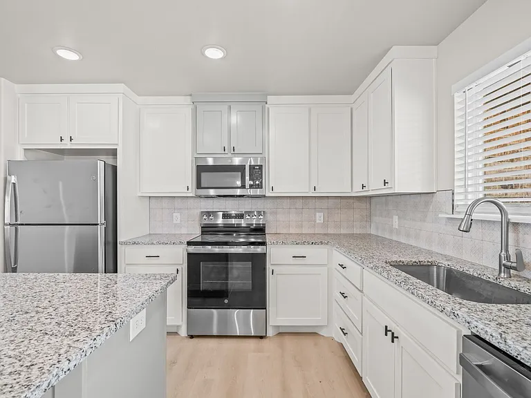 10505 East Cres #7400 — Photo 3