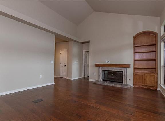 2nd image of 300 San Gabriel Village Blvd APT 823