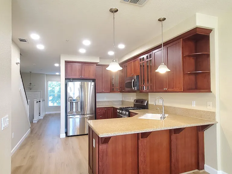 41 Esfahan Dr — Photo 3