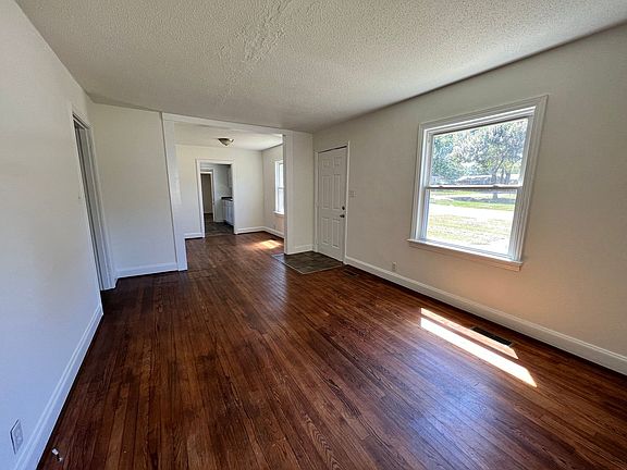 3rd image of 4249 Newport Dr