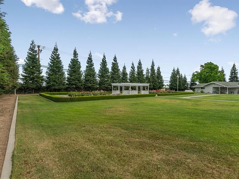 10521 N Minnewawa Ave — Photo 31