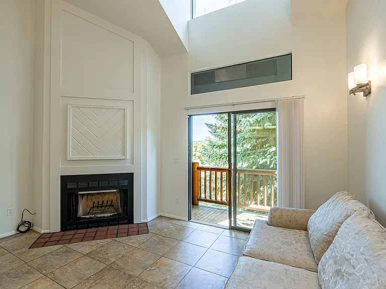 1487 Woodside Ave #206B — Photo 2