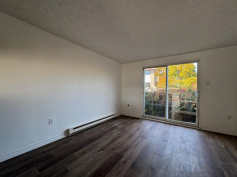 32 Ralgreen Cres #4 — Photo 3