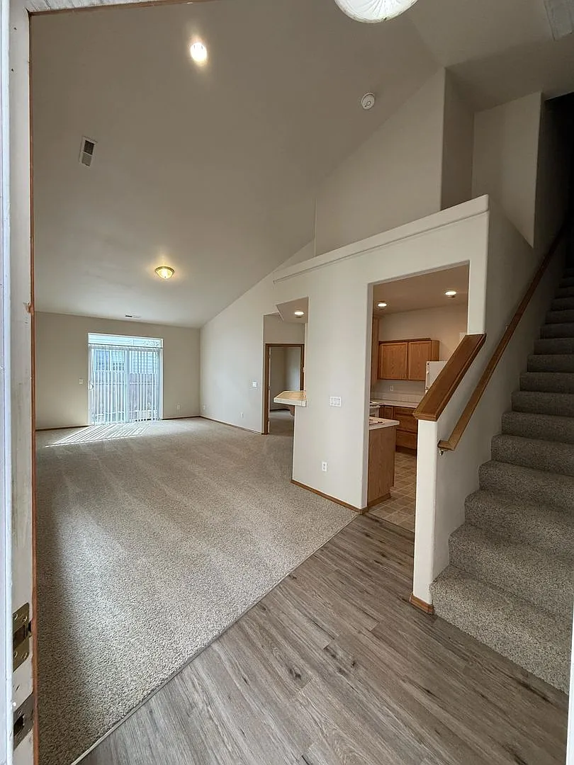 Spacious 3-Bedroom Vancouver Home with New Carpet & 2-Car Garage — Photo 4