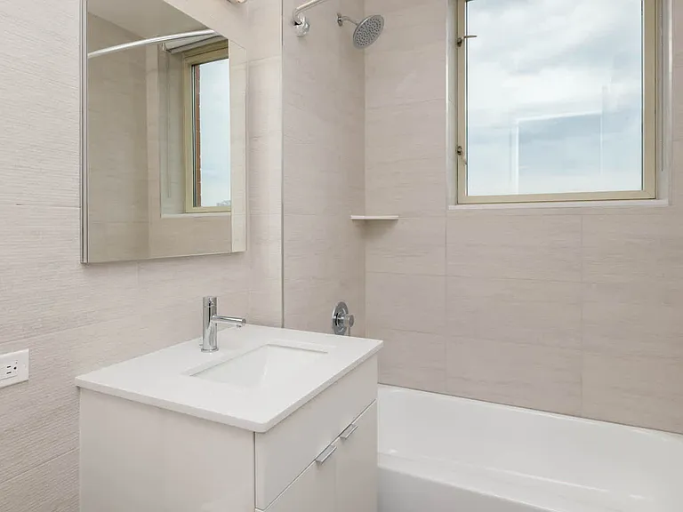 305 W 50th St #2M — Photo 22